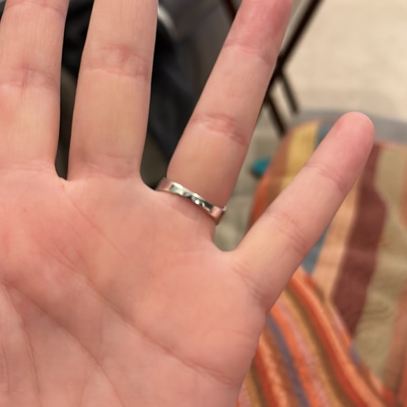 I’m selling a beautiful, dainty sterling silver ring in a size 6.5 us - Picture 4 of 9